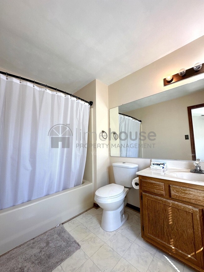 Building Photo - 400 Greenview Dr