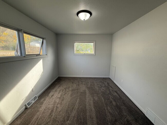 Building Photo - 3 Bedroom Home