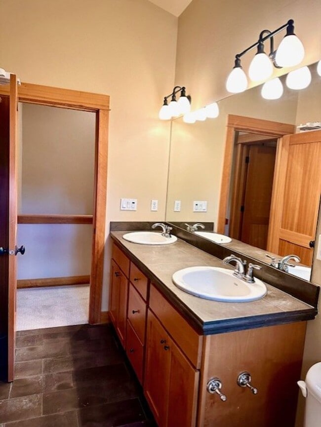 Building Photo - West Seattle Townhouse, Location Location ...