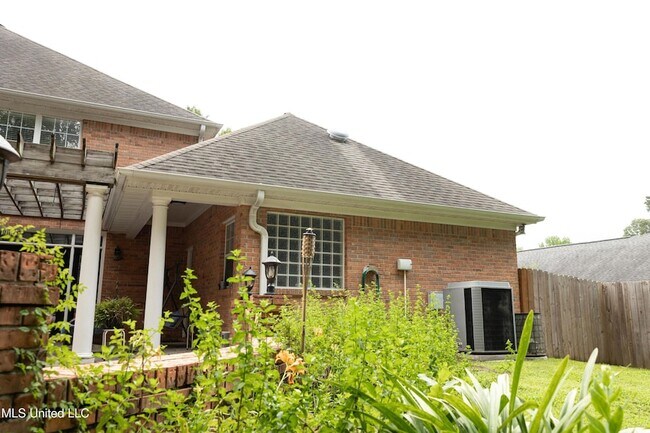Building Photo - 110 Little John Ln