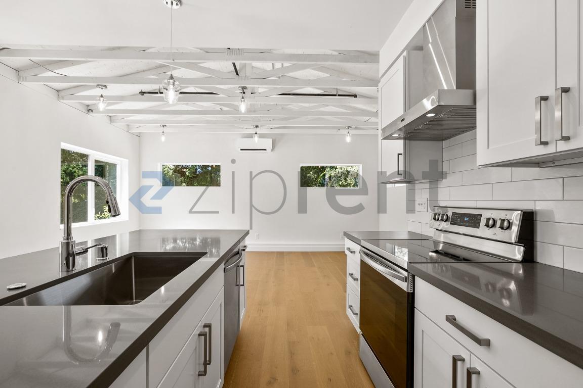Building Photo - Unit C