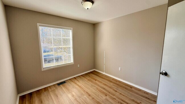 Building Photo - 2004 Chambers Dr NE