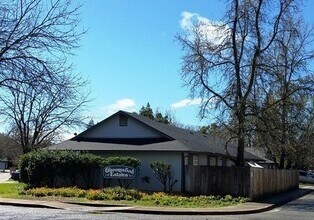 Building Photo - Huge Three Bedroom Townhouse with Garage and Backyard!