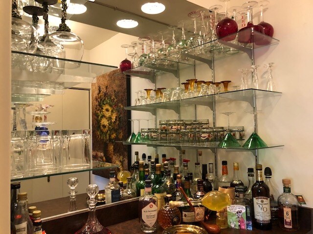 Walk-in Bar off Kitchen-Livingroom - 1 Bratenahl Pl