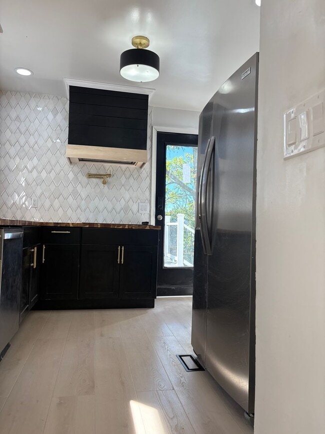 Building Photo - Jefferson 3