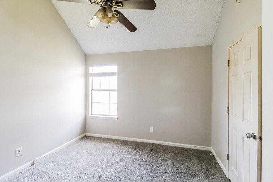 Building Photo - 248 Kings Cove