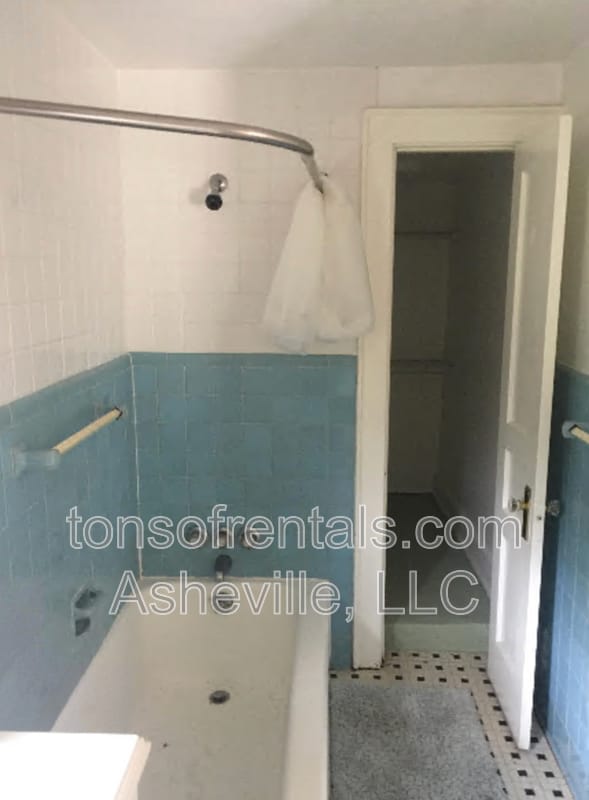 Building Photo - 1A Gables Place