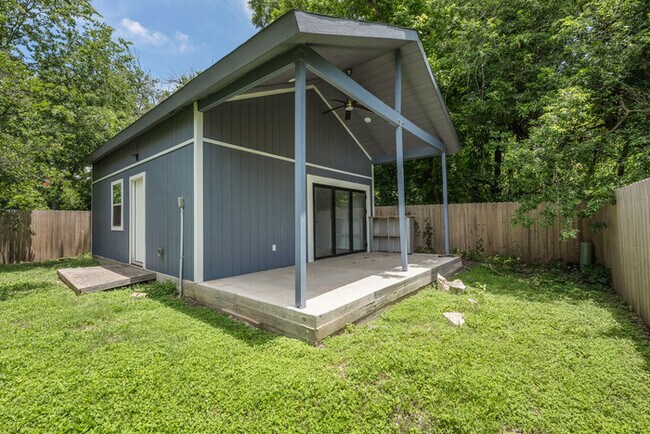 Building Photo - 1153 Brookswood Ave