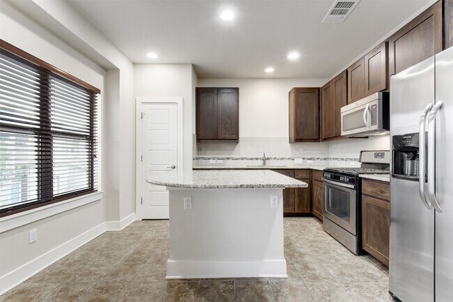 Building Photo - 1504 Lorraine Loop