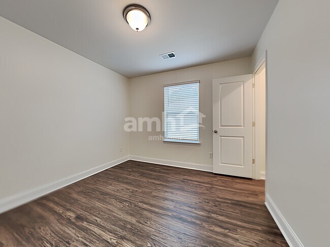 Building Photo - 617 W Lionel Rd