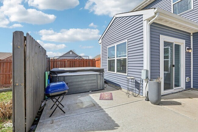 Building Photo - 6673 Laurelwood Dr