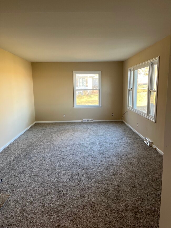 Living room - 2209 N North Ave