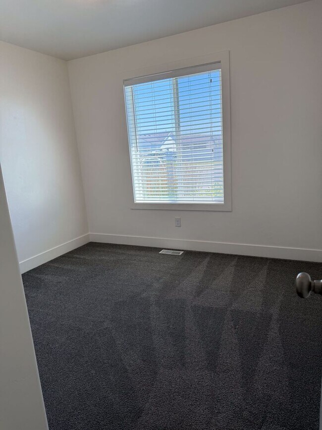 Building Photo - CALL TYE DIRECTLY 208-313-6062. 4 BED 2 BATH HOME WITH ATTACHED GARAGE