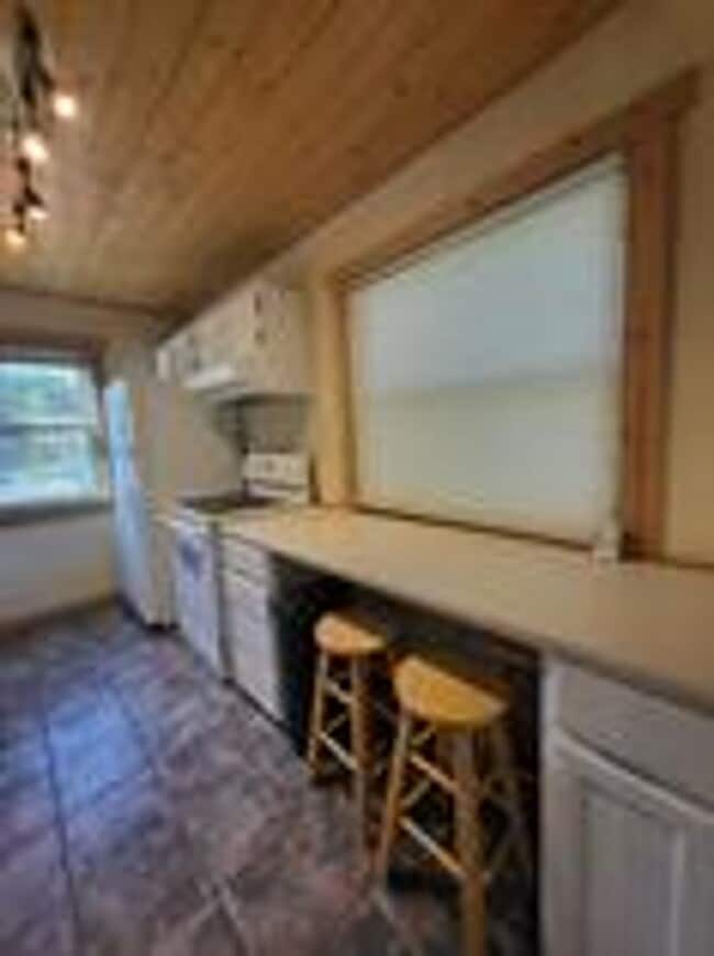 Building Photo - Balcony! In unit washer dryer! Bus route!
