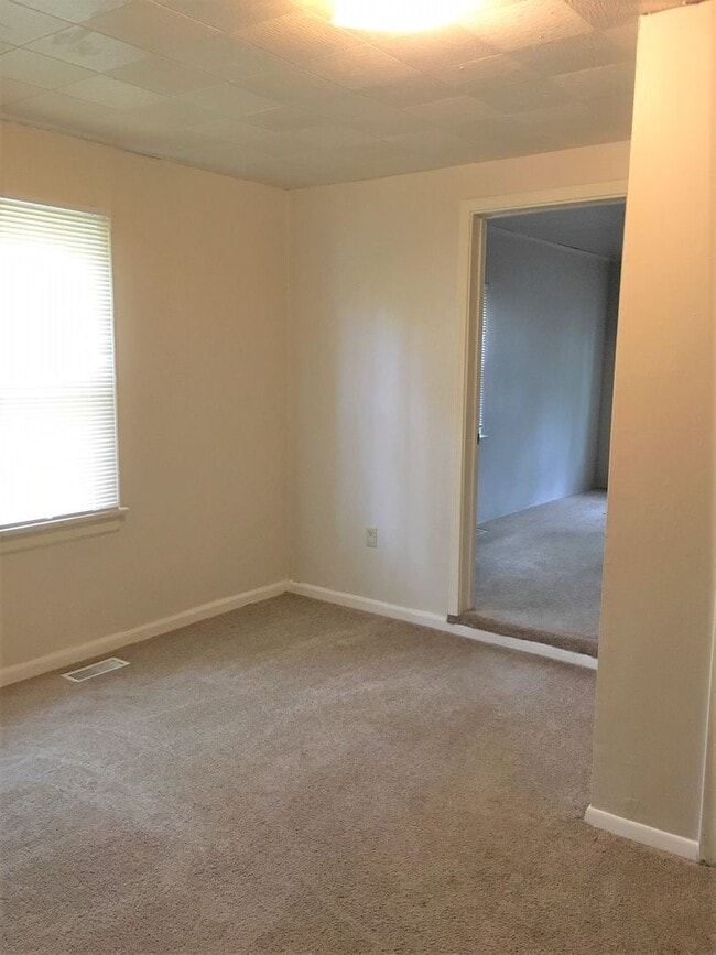 Building Photo - Three Bedroom Home with Main Floor Laundry on a Large Acre + Lot!!