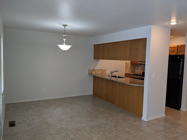 Building Photo - Hayden Idaho Condo