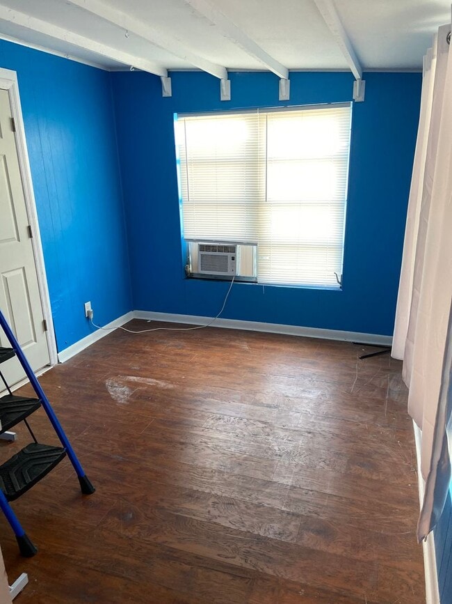 Building Photo - North Hyde Park Three Bedroom Bungalow in Plant High School District