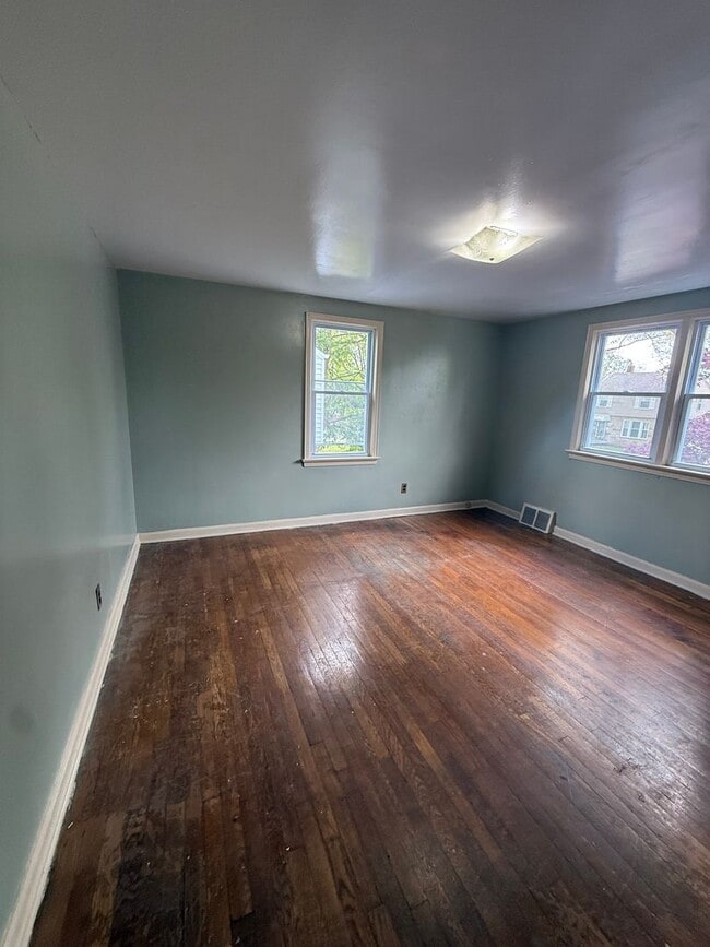 Building Photo - 3bd Single VOUCHERS ONLY!