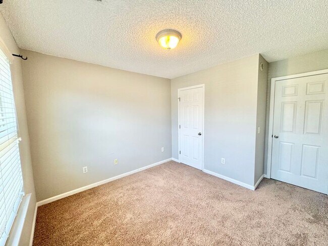 Building Photo - Townhome located in Live Oak!!