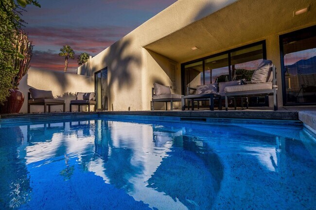 Building Photo - 1173 E Alejo Rd