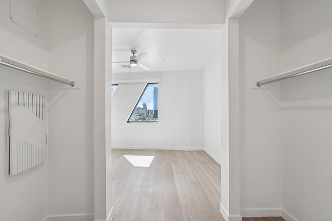 Building Photo - 1030 N 1st St