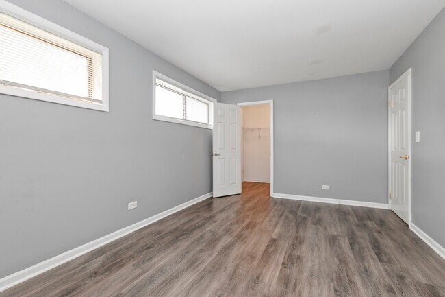 Building Photo - 2214 Country Club Dr