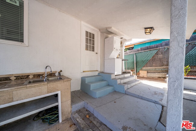 Building Photo - 1520 Helen Dr