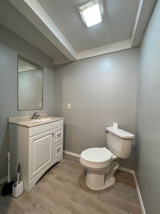 Building Photo - Updated 5 bedroom 2.5 bathroom home in a g...