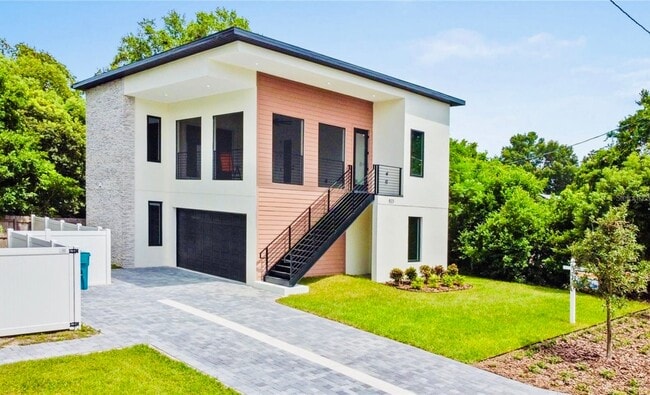 Building Photo - 823 La Salle Ave
