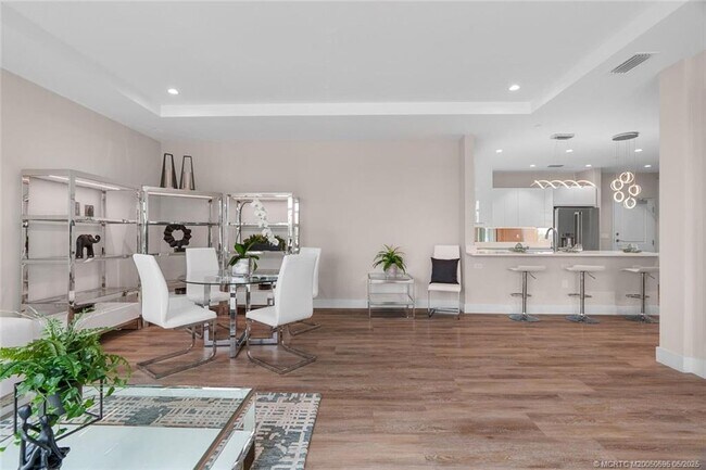 Building Photo - 41 SW Seminole St