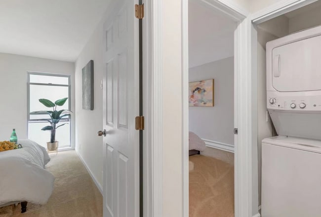 Building Photo - Bellevue Square Ground Floor 2 Bedroom Condo