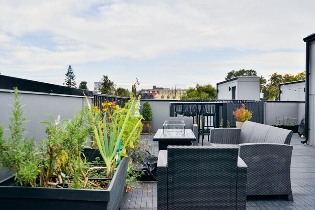 Building Photo - Modern 3 bed/ 2.5 bath townhome in Ballard!