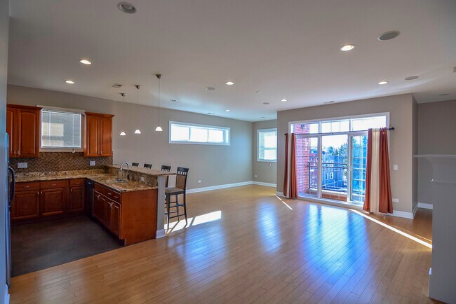Building Photo - 4006 N Kilbourn Ave