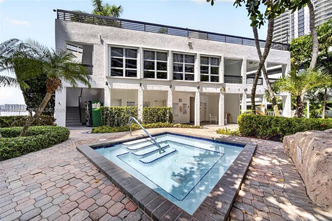 Building Photo - 3600 Mystic Pointe Dr