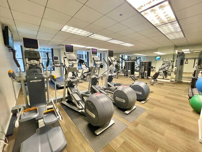 Building Photo - Beautiful 2BD/2BTH CONDO IN THE LOOP!