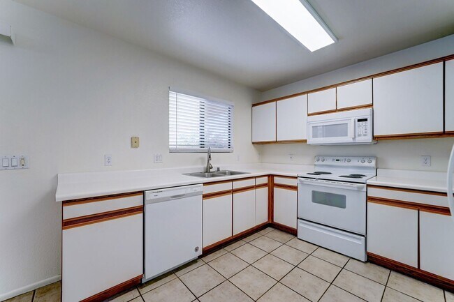 Building Photo - Desirable North Phoenix  Home with 1 Downs...