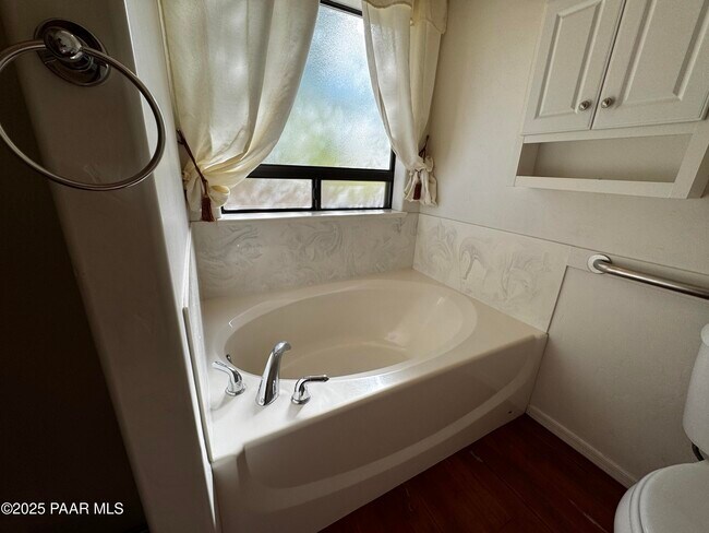 Building Photo - 3750 N Meadowlark Dr