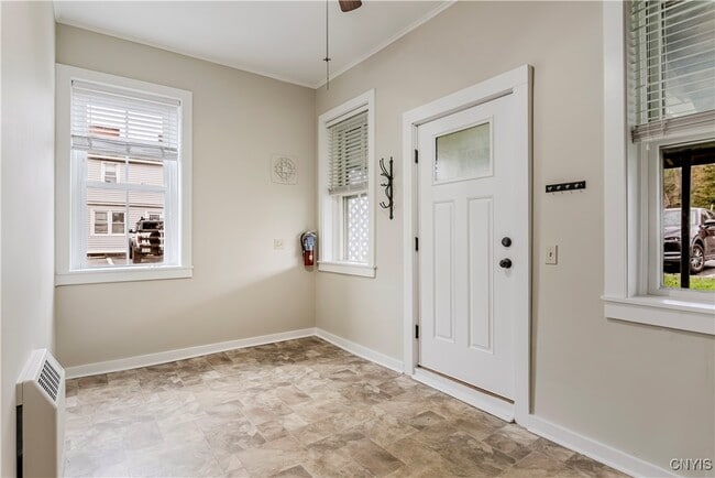 Building Photo - 25 College St