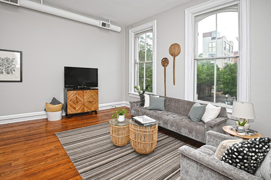 Building Photo - 1343 Main St