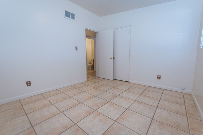 Building Photo - 4 Bedroom, 1½ Bath Home with Central A/C, ...
