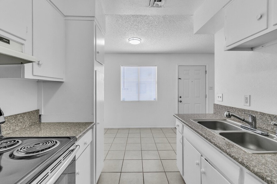 Building Photo - 2508 E Mesquite Ave