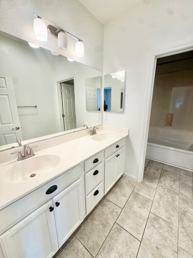 Building Photo - Stunning 5BR Home with Pool, Loft & 3-Car Garage!