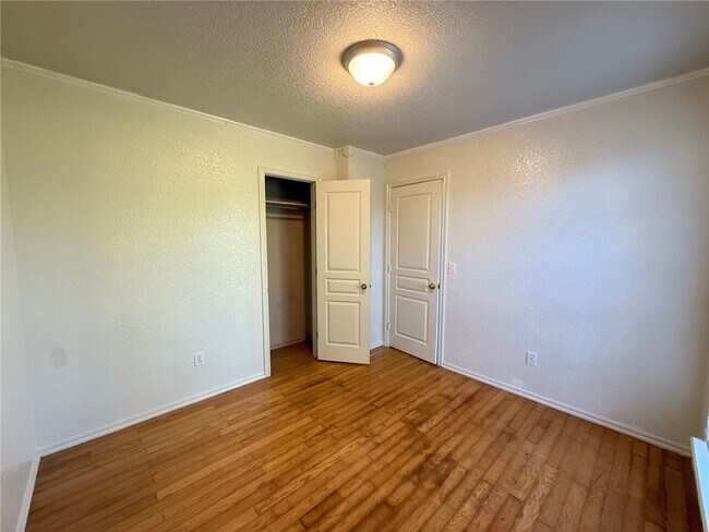 Building Photo - 854 Tamarack St