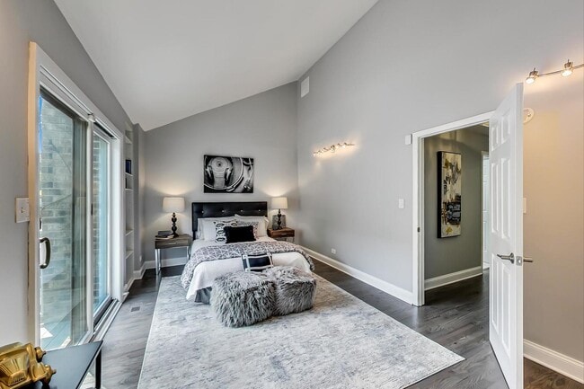 Building Photo - 1150 W Dickens Ave