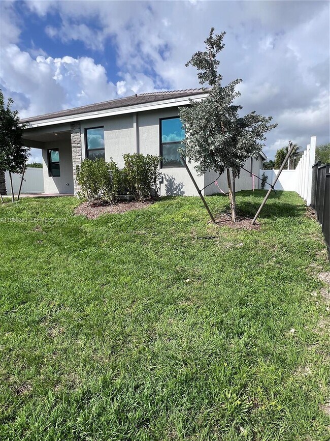 Building Photo - 4784 SW 72nd Terrace