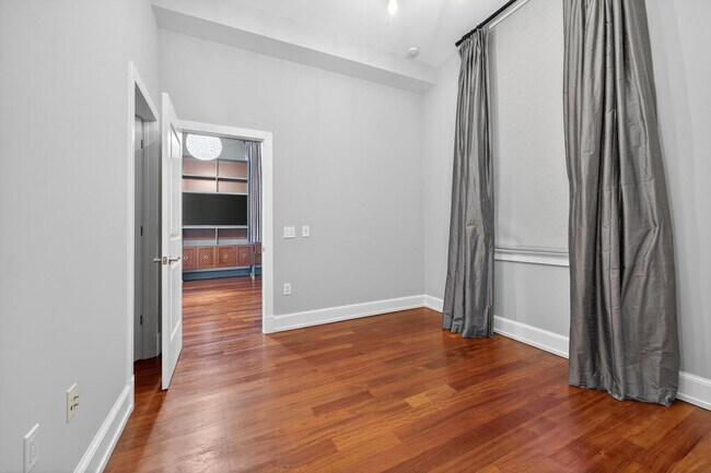 Building Photo - Available Now! High End 2 Bed 2 Bath in Lu...