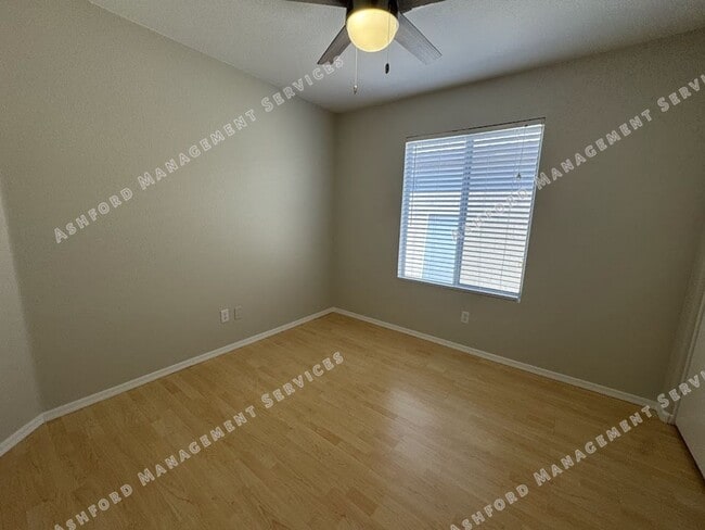 Building Photo - 3 BEDROOM WITH NO CARPET/LARGE YARD