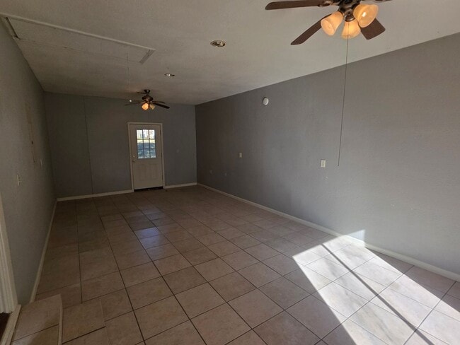 Building Photo - Charming 3 bedroom close to campus and I49