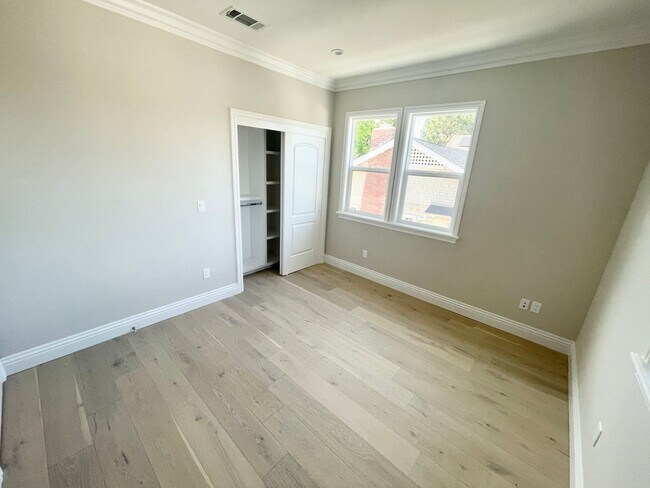 Building Photo - 4L Electric (WO)