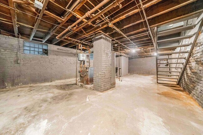Building Photo - Beautifully Renovated Home in Prime Location